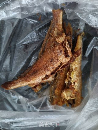 苦菊拌小黄花鱼的做法步骤：1