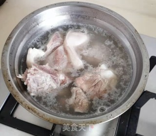 莲藕绿豆排骨汤的做法步骤：3