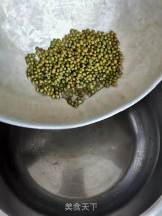 莲藕绿豆排骨汤的做法步骤：5