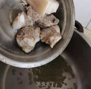 莲藕绿豆排骨汤的做法步骤：6