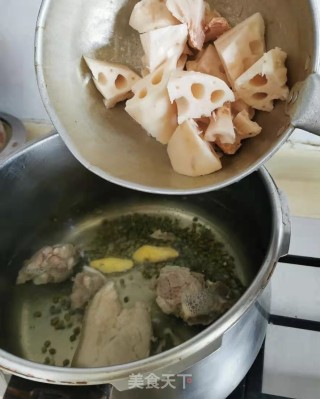 莲藕绿豆排骨汤的做法步骤：7