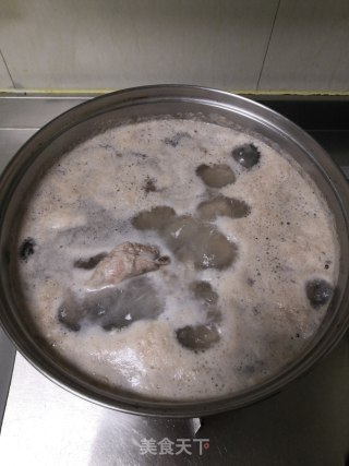 竹荪排骨冬瓜汤的做法步骤：4