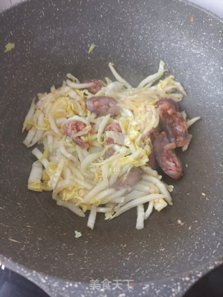 麻辣腊肠炒黄金白菜的做法步骤：5