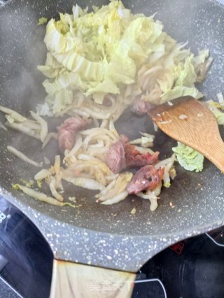 麻辣腊肠炒黄金白菜的做法步骤：6