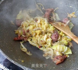 麻辣腊肠炒黄金白菜的做法步骤：7