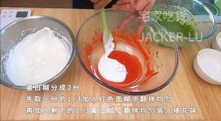圣诞双色瑞士卷蛋糕，高颜值甜品、充满浓浓圣诞气息的美味。的做法步骤：11