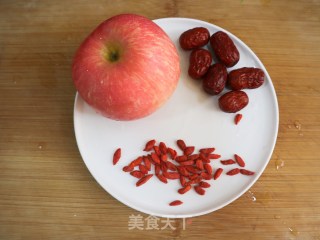 减脂刮油汤❤️苹果枸杞红枣汤的做法步骤：1
