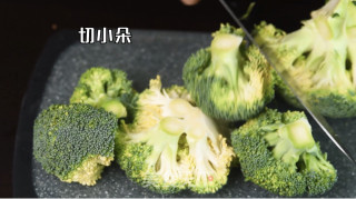 健康减脂的圣诞树西蓝花沙拉的做法步骤：2