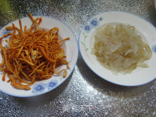 虫草菇拌海蜇丝的做法步骤：1