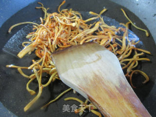 虫草菇拌海蜇丝的做法步骤：2
