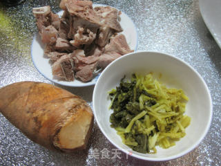 咸菜冬笋肉骨汤的做法步骤：1