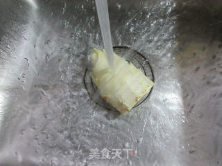 咸菜冬笋肉骨汤的做法步骤：2
