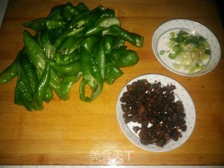 豆豉炒青椒的做法步骤：1