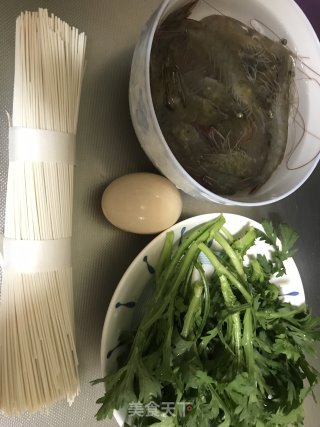 鲜虾鸡蛋面的做法步骤：1
