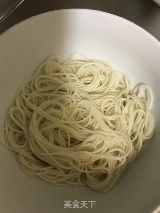鲜虾鸡蛋面的做法步骤：3