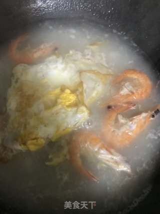 鲜虾鸡蛋面的做法步骤：8