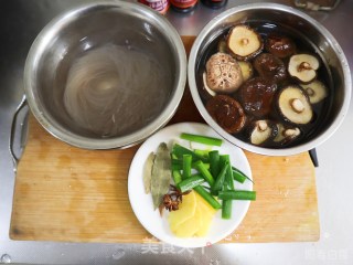 下饭菜菌菇焖炒鸡❤️家常版小鸡炖蘑菇的做法步骤：2