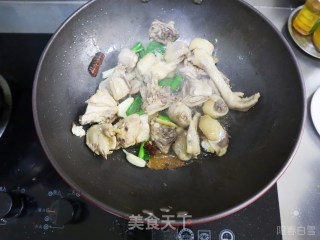 下饭菜菌菇焖炒鸡❤️家常版小鸡炖蘑菇的做法步骤：7