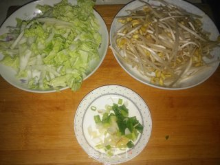 白菜丝炒黄豆芽的做法步骤：1