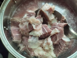 胡萝卜烧牛肉的做法步骤：1