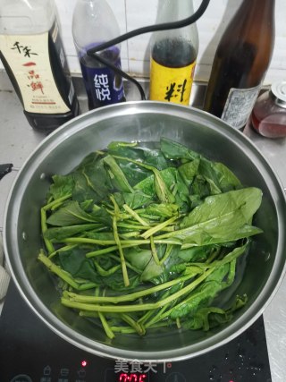 菠菜炒鸡蛋的做法步骤：2