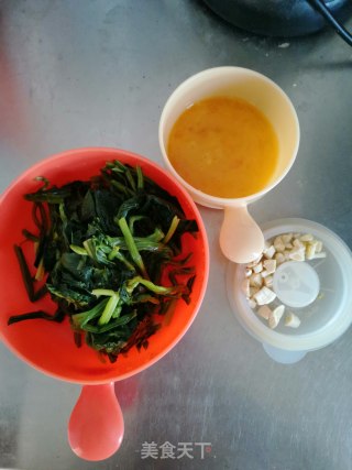 菠菜炒鸡蛋的做法步骤：3