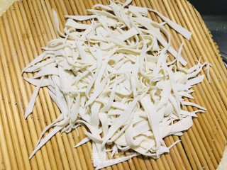南瓜柳叶面的做法步骤：3