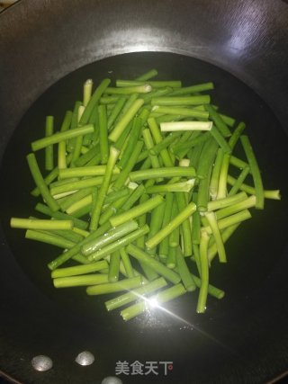 蒜苔炒牛肉的做法步骤：2