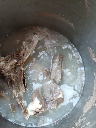 “羊肉”萝卜口蘑炖羊头肉的做法步骤：2