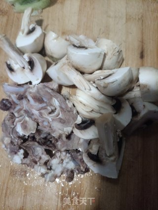 “羊肉”萝卜口蘑炖羊头肉的做法步骤：4