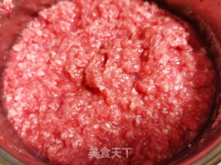 快手牛肉胡萝卜白菜水饺的做法步骤：2