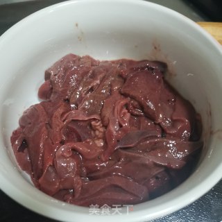 甜椒爆炒猪肝的做法步骤：2