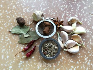 素鸡油豆腐卤鸡爪的做法步骤：1