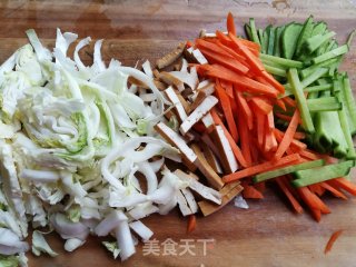 蔬菜炒翡翠粉皮的做法步骤：1