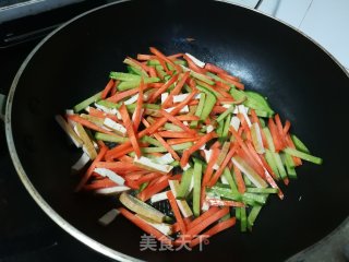 蔬菜炒翡翠粉皮的做法步骤：3