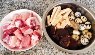 腐竹鹌鹑蛋香菇炖五花肉的做法步骤：1