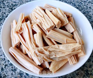 腐竹鹌鹑蛋香菇炖五花肉的做法步骤：3
