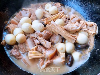 腐竹鹌鹑蛋香菇炖五花肉的做法步骤：10