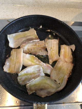 青椒五花肉的做法步骤：2