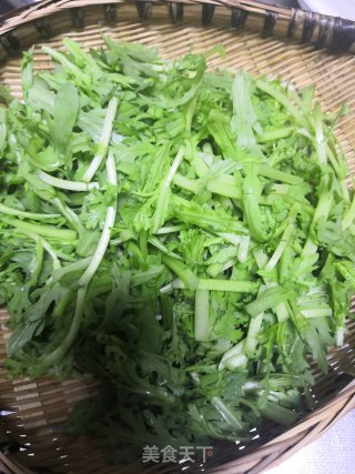 清炒蒿子秆的做法步骤：1