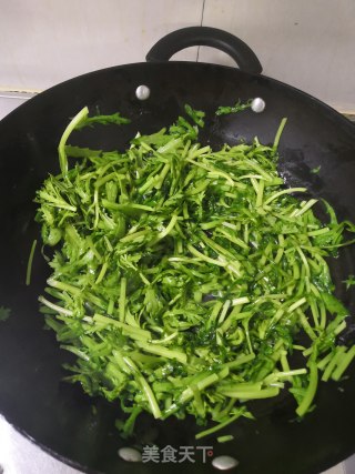 清炒蒿子秆的做法步骤：4