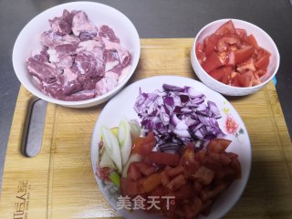 西红柿炖牛腩的做法步骤：1