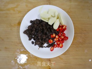 下饭小咸菜❗️豆豉炒泡辣椒❤️的做法步骤：2