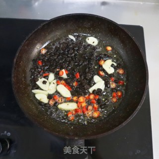 下饭小咸菜❗️豆豉炒泡辣椒❤️的做法步骤：4