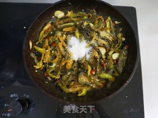 下饭小咸菜❗️豆豉炒泡辣椒❤️的做法步骤：5