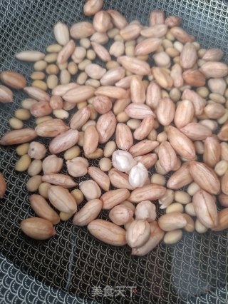 花生黄豆炖猪脚的做法步骤：2