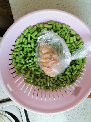 鸡肉炒豇豆的做法步骤：1
