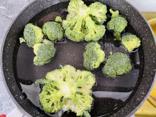 家常蒜蓉西兰花，简单美味宝宝最爱的做法步骤：1