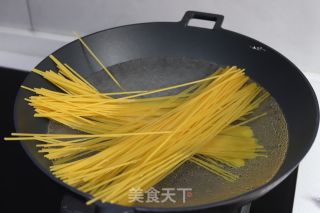 虾仁罗勒意大利面的做法步骤：1