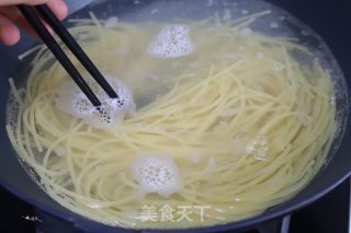 虾仁罗勒意大利面的做法步骤：2